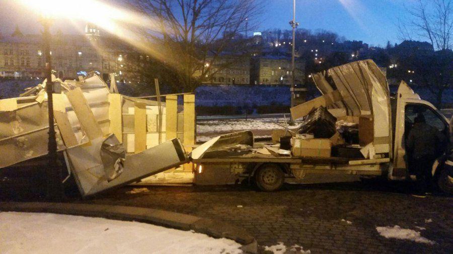 Kierowca nie zmieścił się pod mostem Orląt