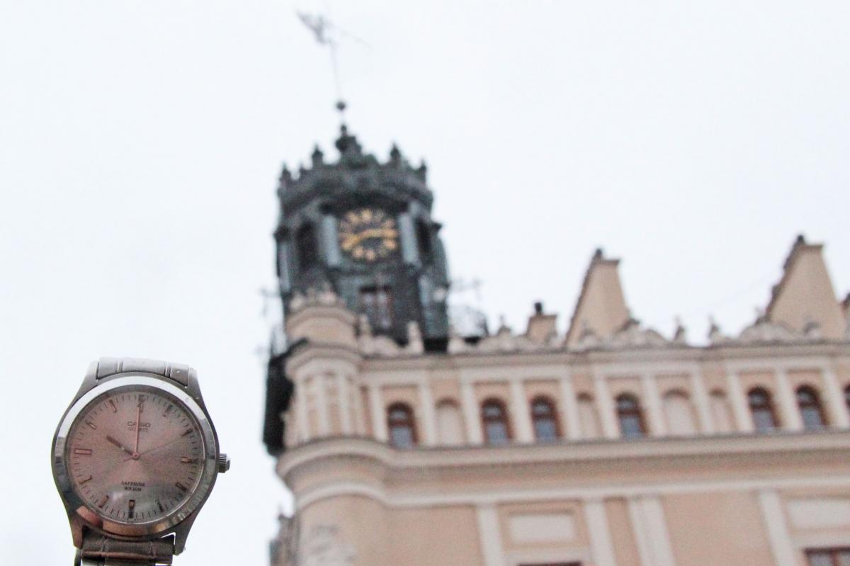 Opady śniegu znów wstrzymały zegar na ratuszu