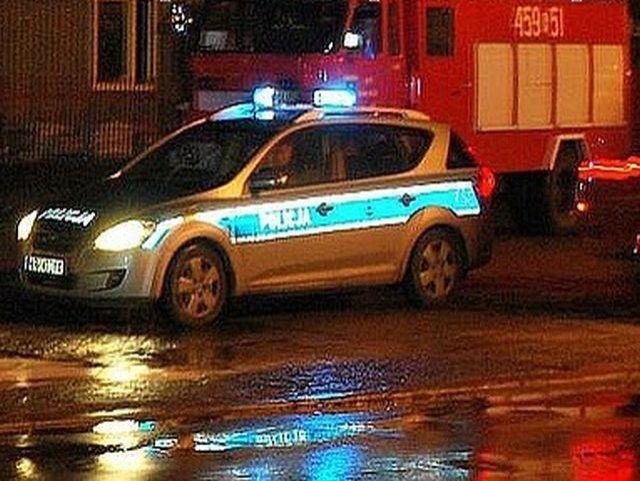 Opel spłonął pod wiatą garażową
