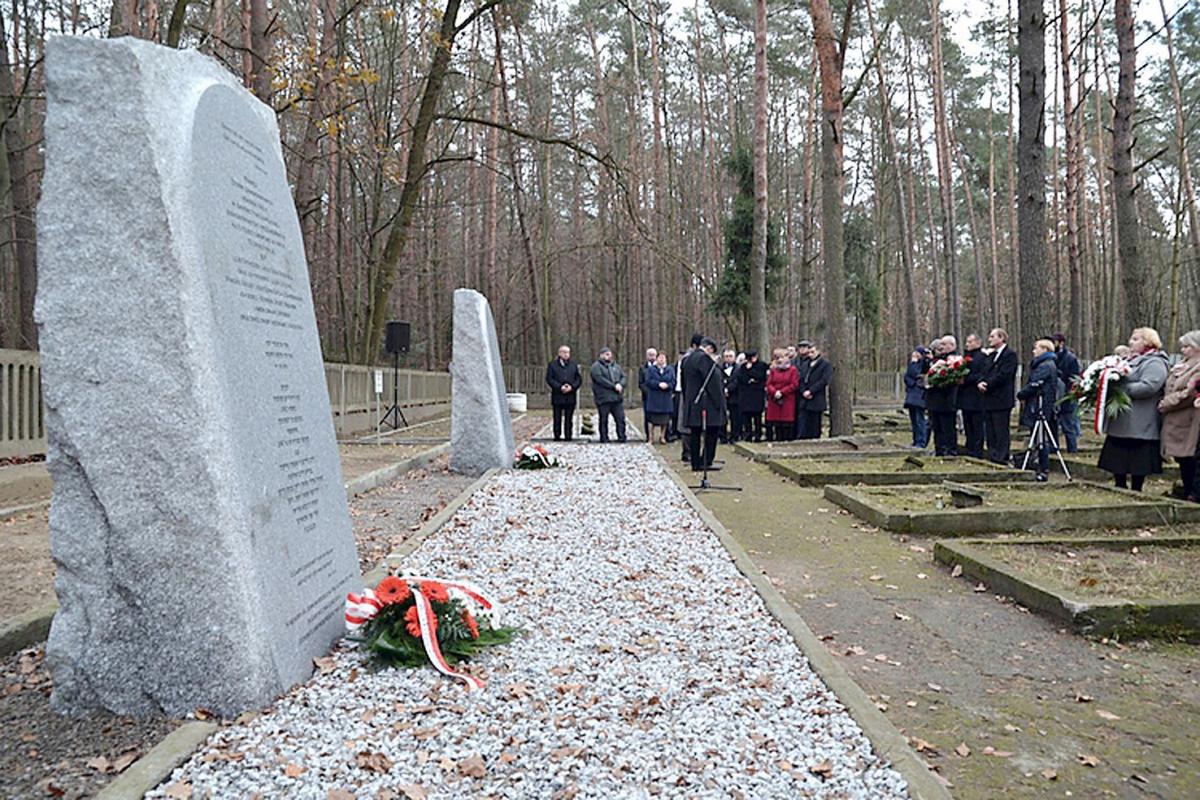 Macewy z nazwiskami zastąpiły tabliczki z numerami