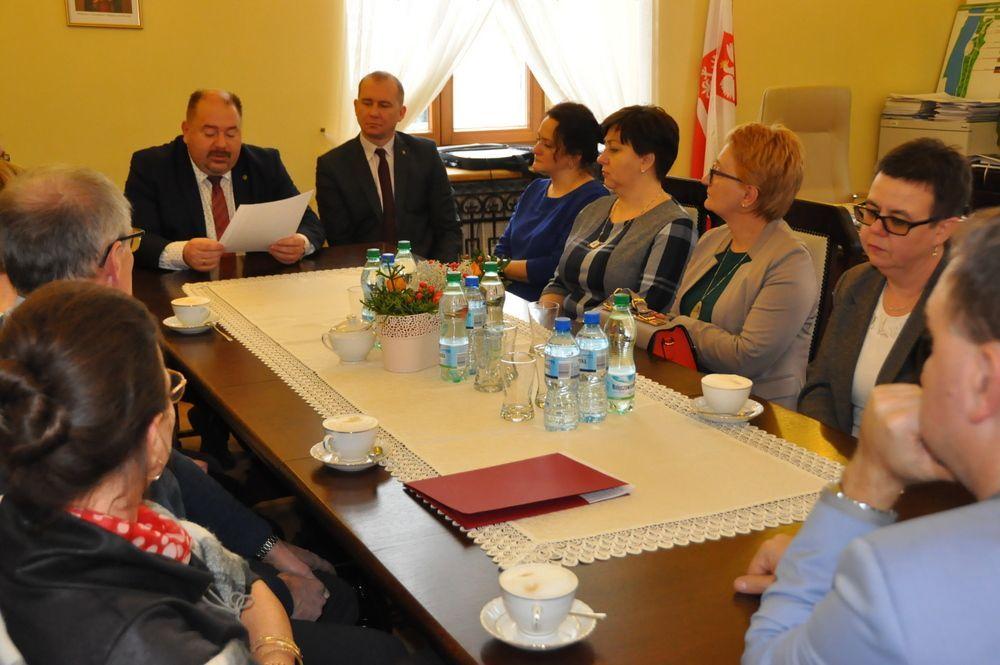 Burmistrz broni gimnazjów. Wspierają go lokalne ZNP i Solidarność