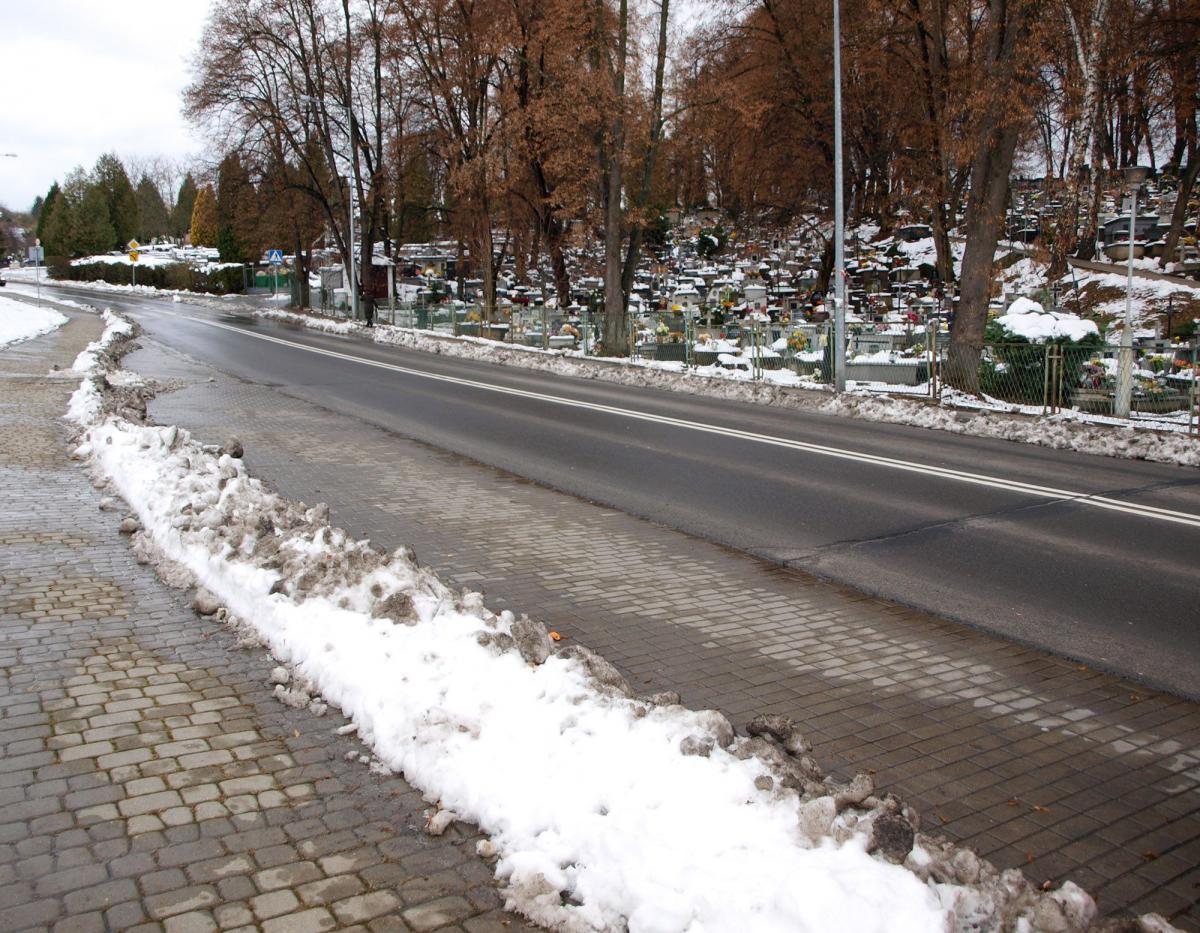 Obok cmentarza na Zasaniu przydałby się przystanek
