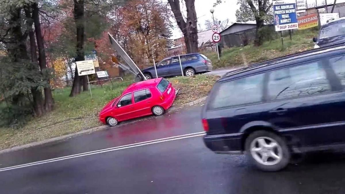 Poślizg i kolizja kilku aut przez olej na jezdni [WIDEO]