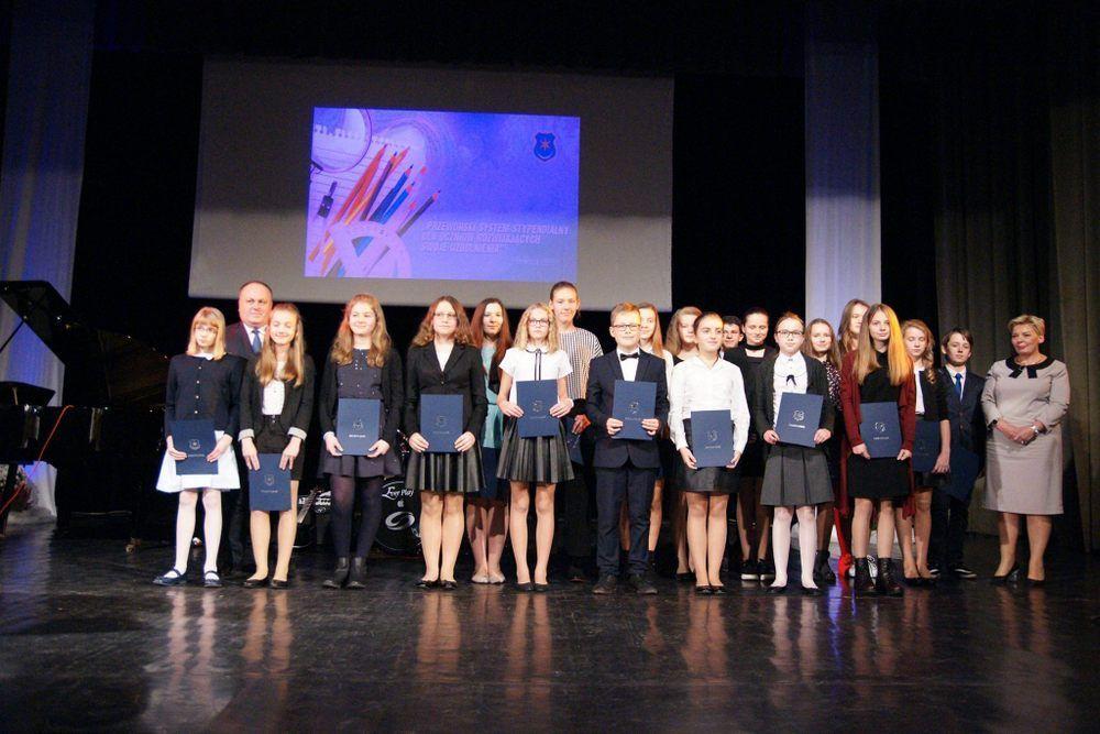 Stypendia burmistrza dla 72 uczniów