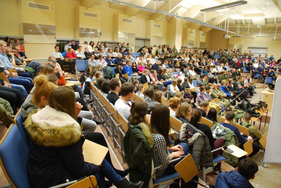 Policyjni antyterroryści poprowadzili szkolenie dla uczniów i studentów