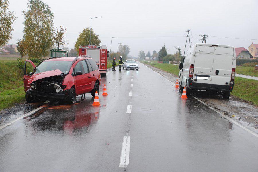 Czołowe zderzenie dwóch pojazdów [ZDJĘCIA]