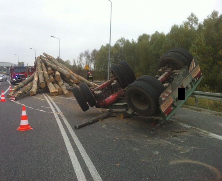 Zawiodły hamulce. Drewno spadło na jezdnię