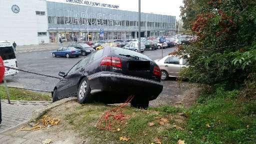 19-latek zjechał na schody przed dworcem
