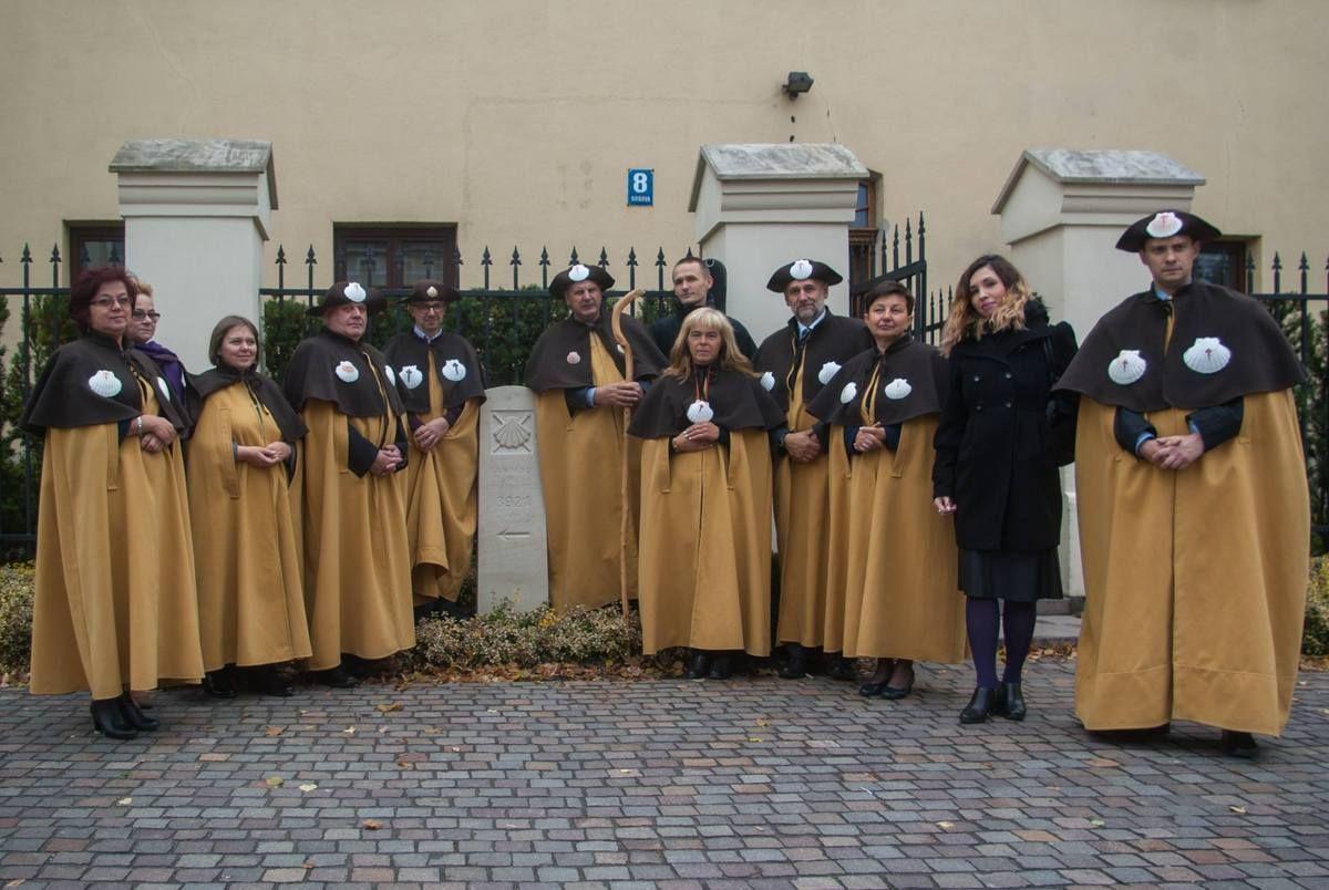 Następny słup kilometrowy z muszlą dla pielgrzymów