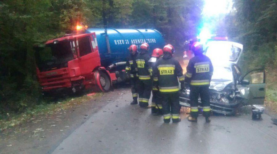 Kierująca toyotą uderzyła w ciężarówkę