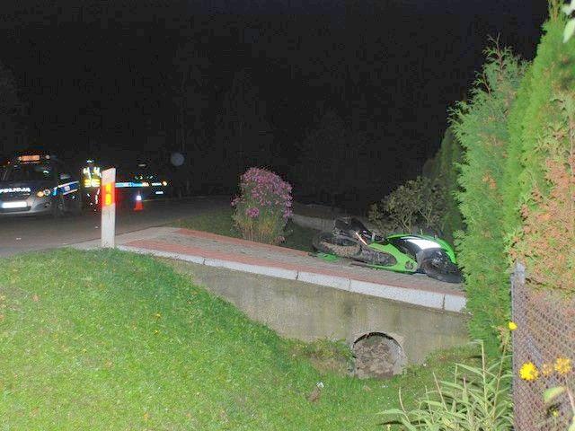 Motocyklista uderzył w betonowy przepust