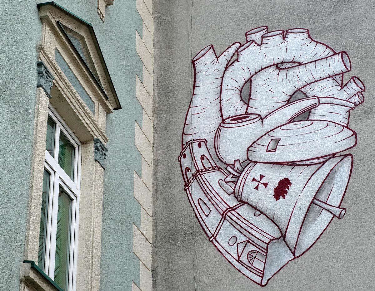 Mural z fajką, dzwonem, wieżą