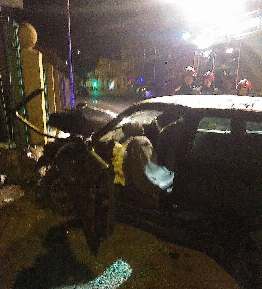 Audi uderzyło w ogrodzenie 