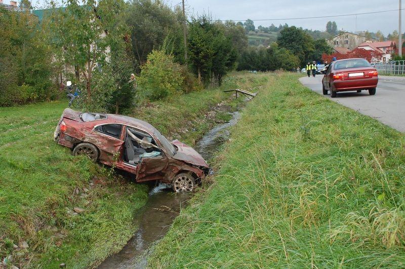 Dachowanie bmw. Kierowca na podwójnym gazie [ZDJĘCIA]