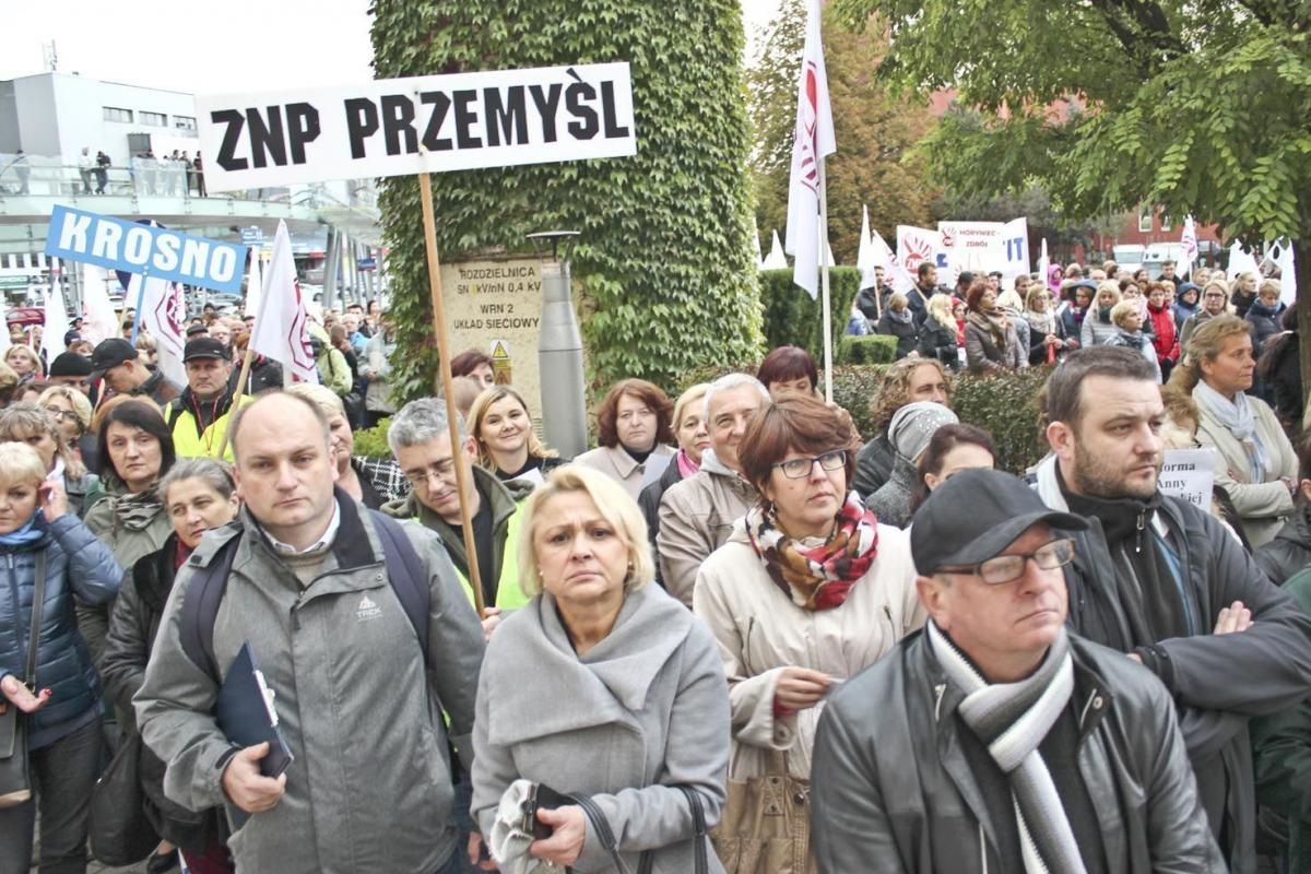 Około trzydziestu kilku tysięcy nauczycieli może stracić pracę