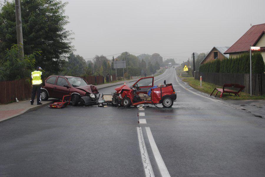 Czołowe zderzenie osobówek. 4 osoby ranne [ZDJĘCIA]