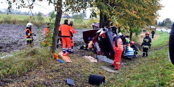 BMW owinęło się wokół drzewa [ZDJĘCIA]