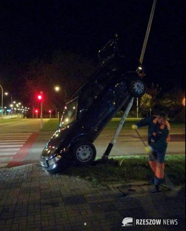 Audi zatrzymało się na latarni [ZDJĘCIA]