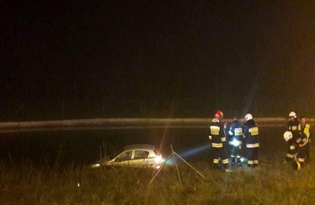 Nietrzeźwy kierowca wylądował w zbiorniku retencyjnym. Na szczęście nie utonął