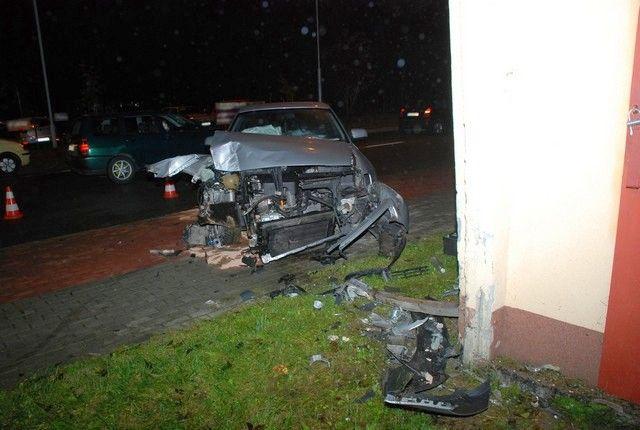 Audi uderzyło w stację transformatorową [ZDJĘCIA]