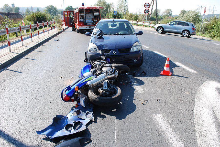 Czołowe zderzenie motocykla z osobówką