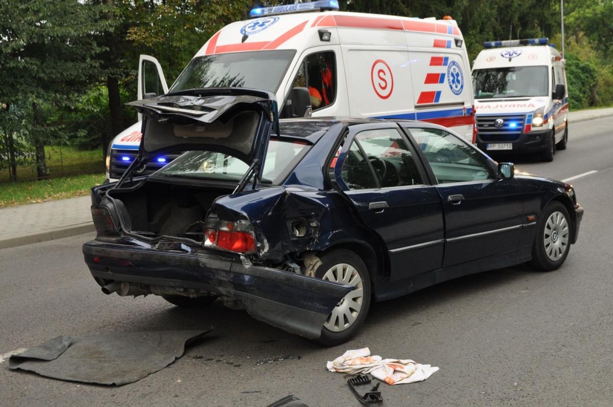 Wypadek na Bakończyckiej. Trzy osoby w szpitalu [ZDJĘCIA]