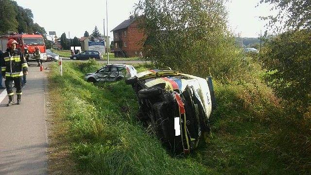 Zderzenie karetki z osobówką [WIDEO: korytarz ratunkowy]