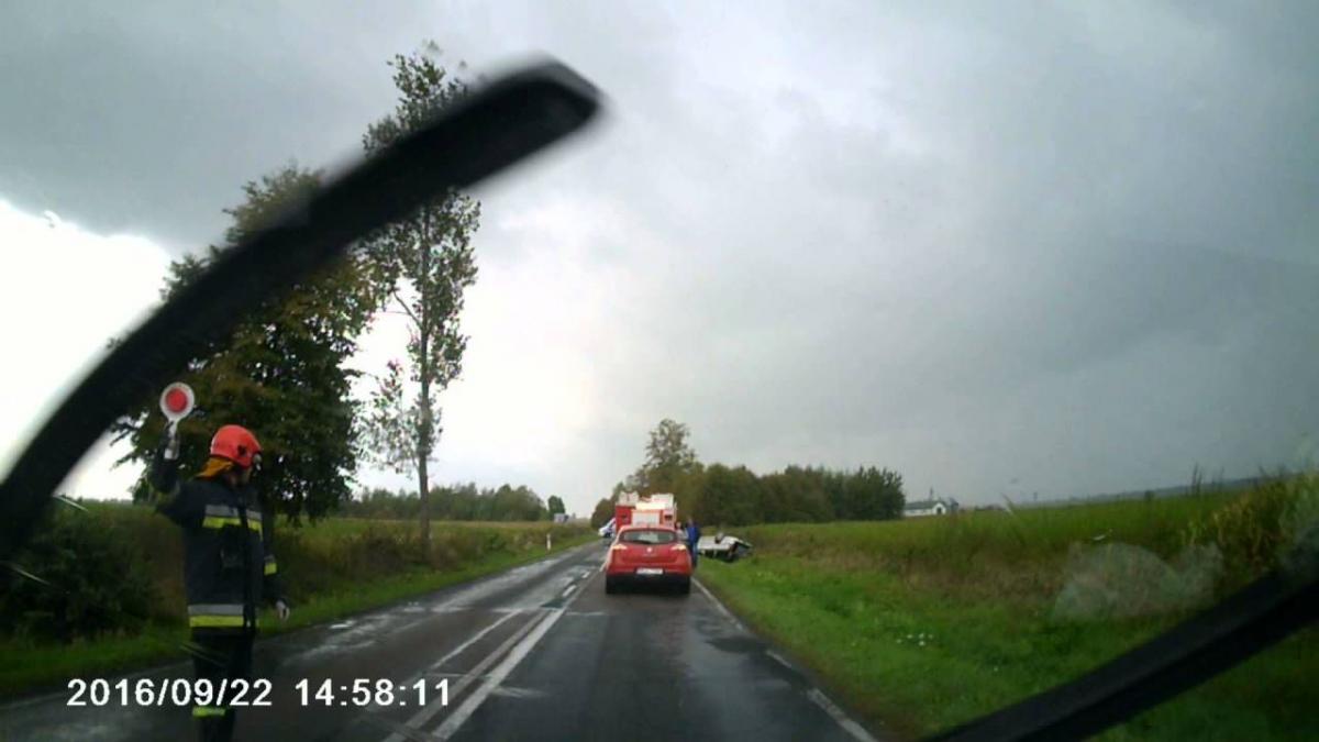Dachowanie na łuku drogi. 18-latek w szpitalu [WIDEO]