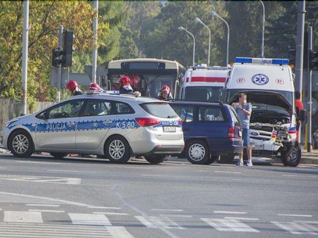 Zderzenie karetki z samochodem osobowym