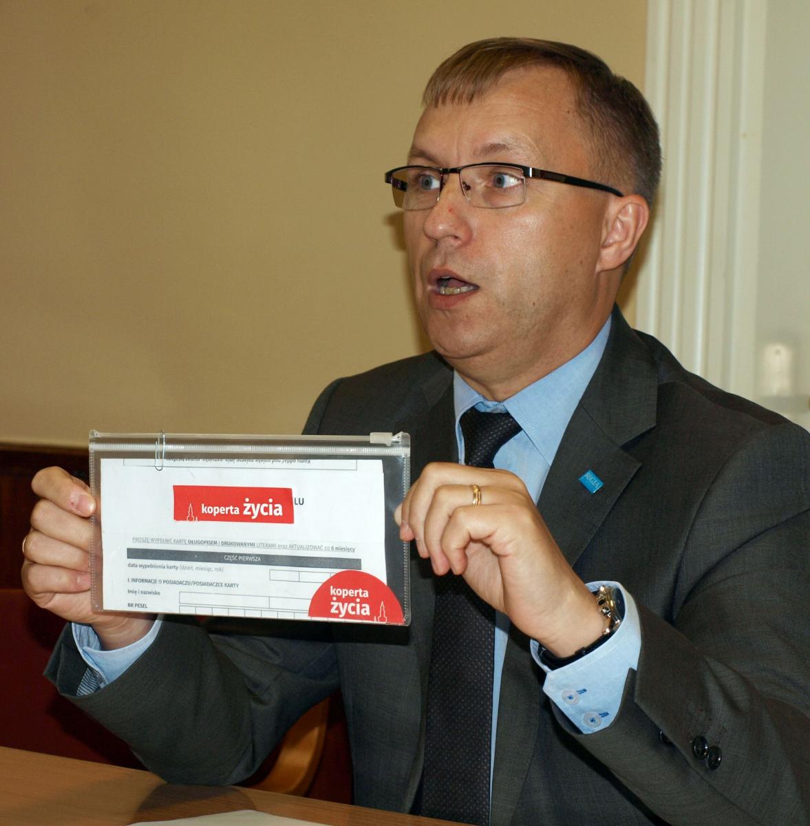 Z „kopertą życia” na lodówce