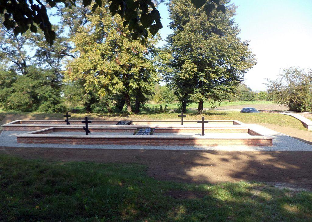 Nowe mogiły, krzyże, tablice