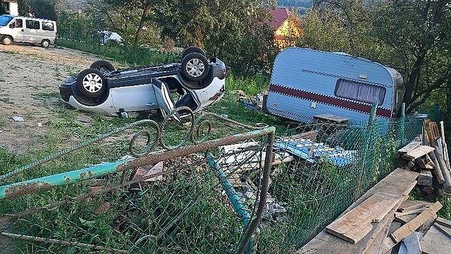 Uderzył w barierkę, staranował ogrodzenie i dachował