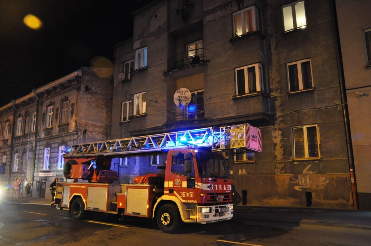 Pożar w kamienicy przy Dworskiego. Zablokowana droga [ZDJĘCIA]