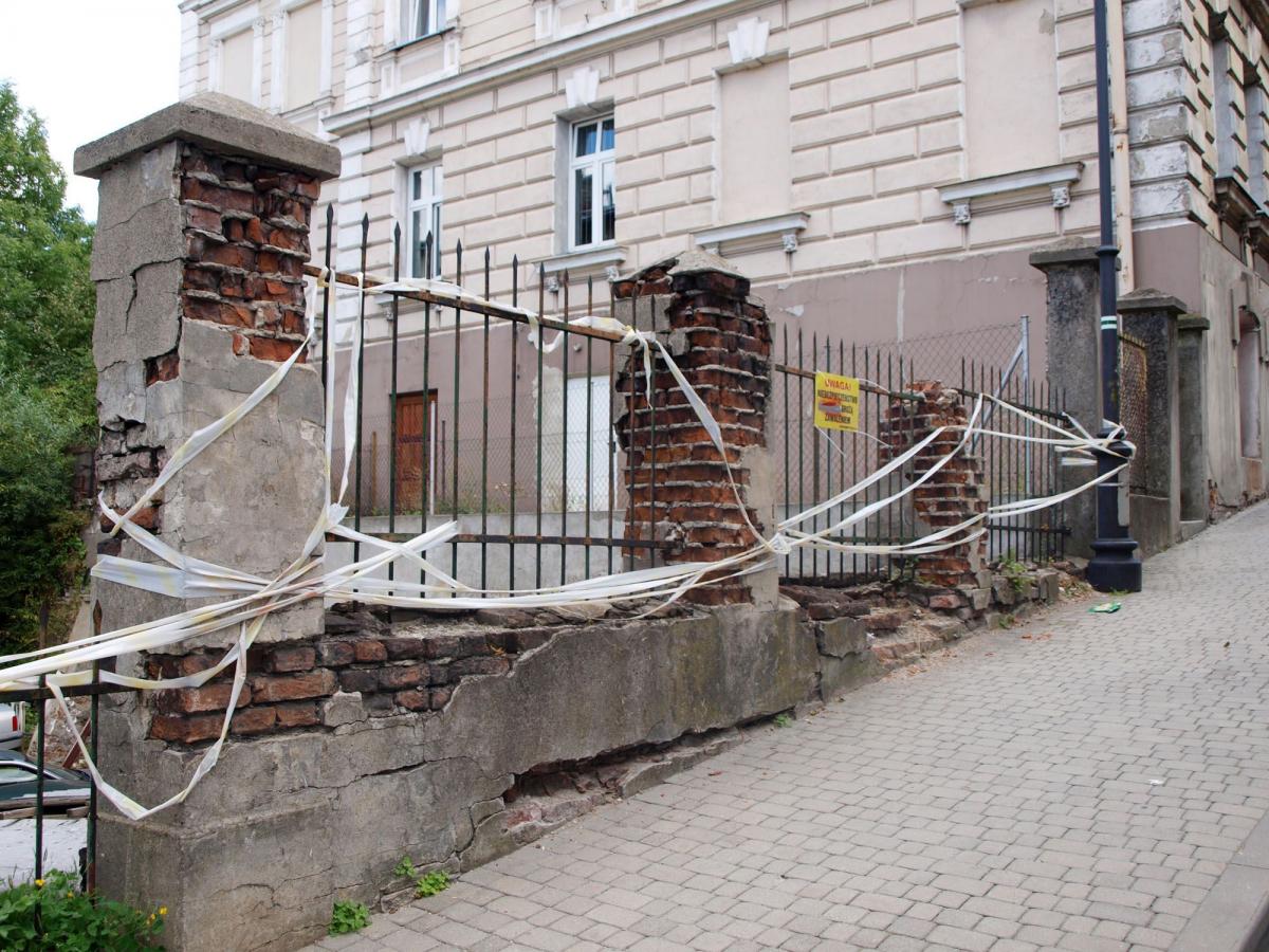 Mur na Waygarta ledwo się trzyma. Jak runie, mogą być problemy