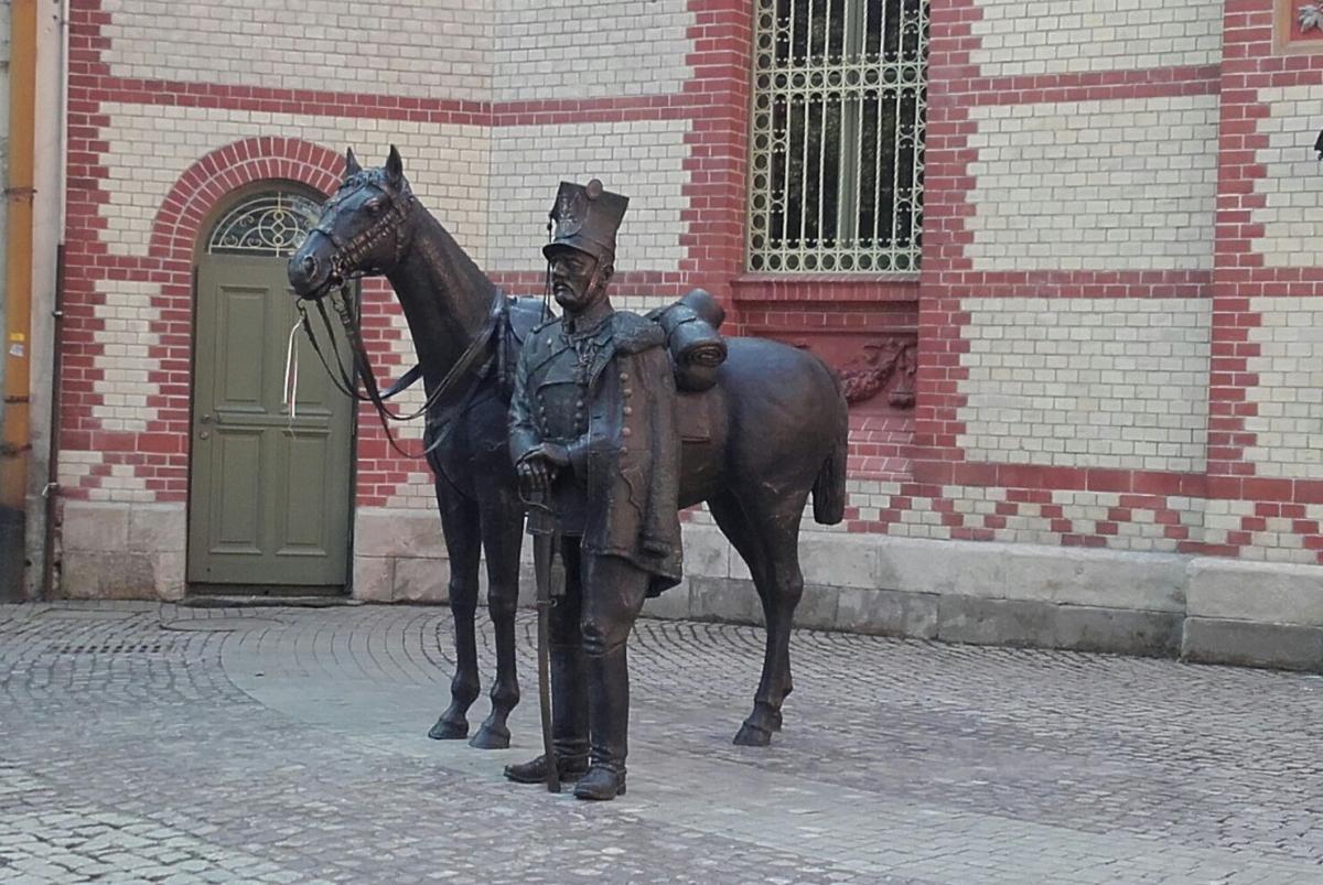 Figury zamiast parkingu