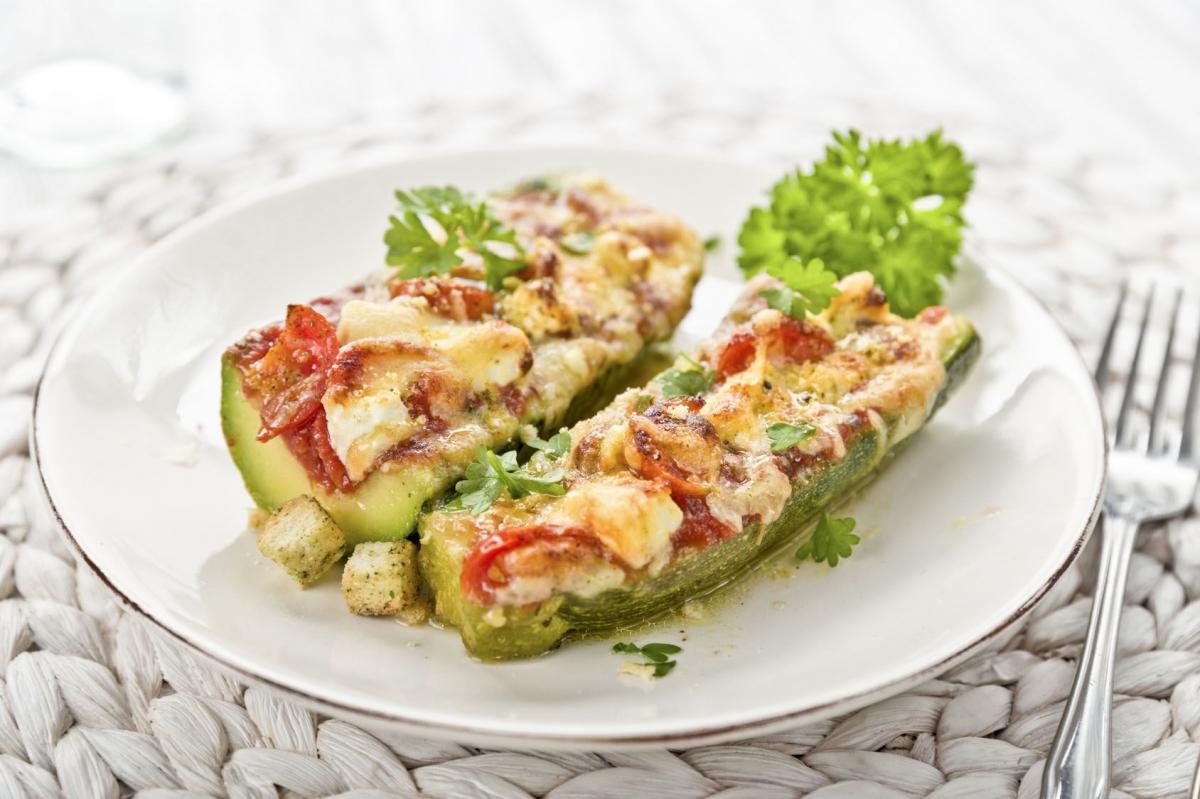 Cukinia zapiekana z mięsem, warzywami i mozzarellą