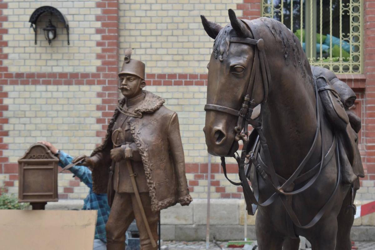 10 września odsłonięcie figur Legionisty i Huzara