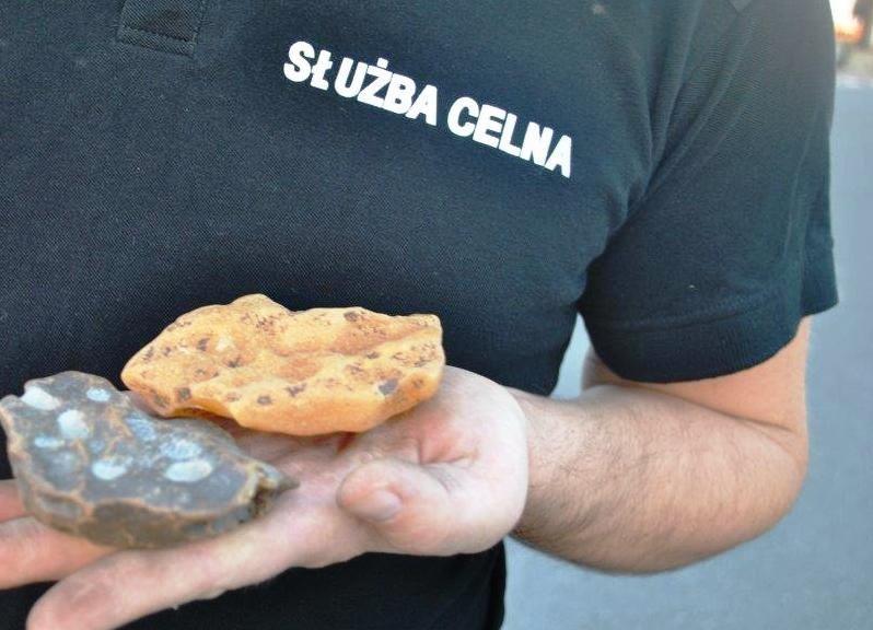 Bursztynowa kontrabanda w akumulatorze [ZDJĘCIA]