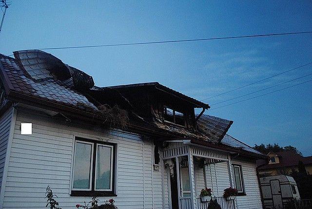 Pożar domu jednorodzinnego. Spłonęły elementy dachu i poddasze