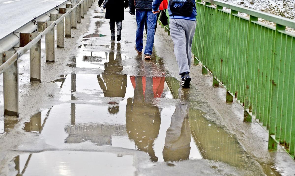 Kto potrafi przebudować ciągi piesze na moście??