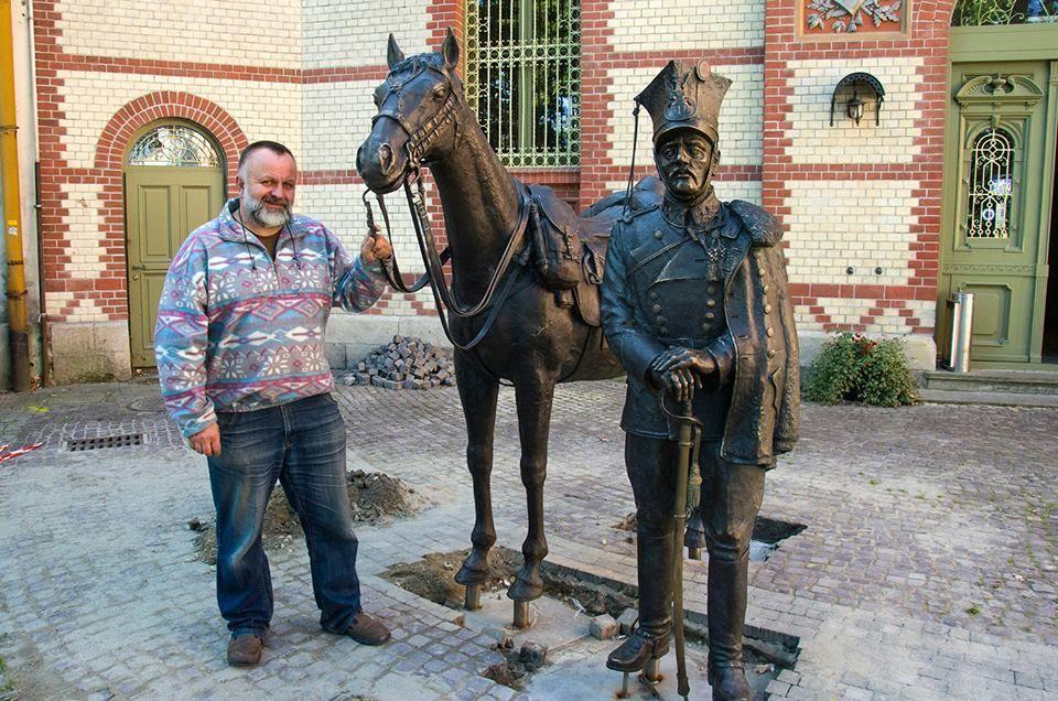 Ułan z koniem już stoi przy Bramie Rycerskiej