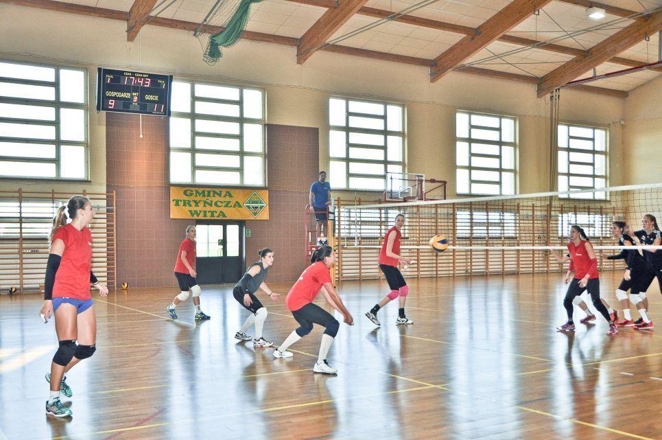 Niecodzienny sparing siatkarski w trynieckiej hali
