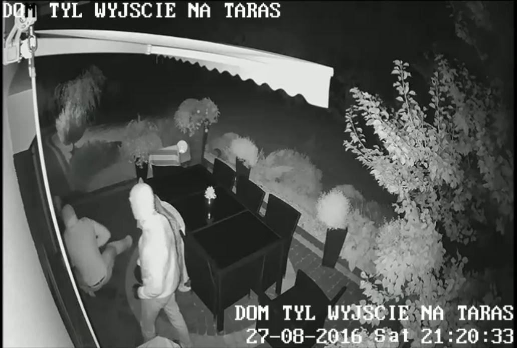 Włamanie do domu w Żurawicy [NAGRANIE Z MONITORINGU]