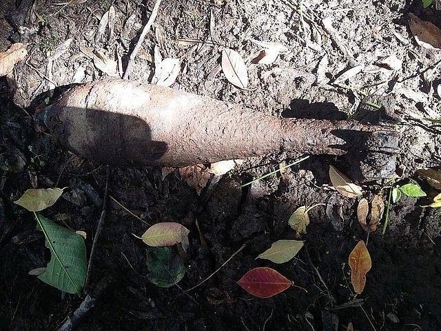 Niewybuch nad rzeką