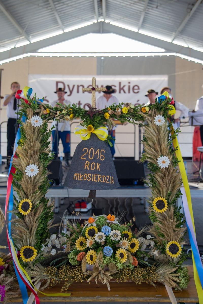 Korowód dożynkowy podczas święta plonów