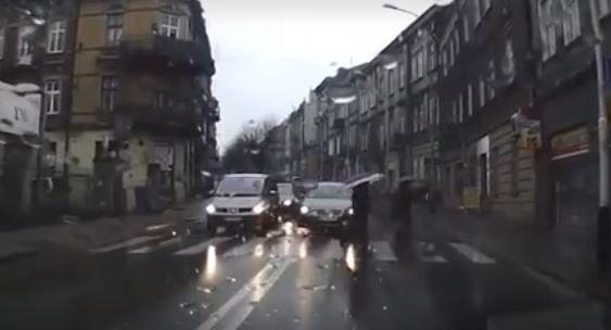 Wyprzedzanie na przejściu na Słowackiego [WIDEO]