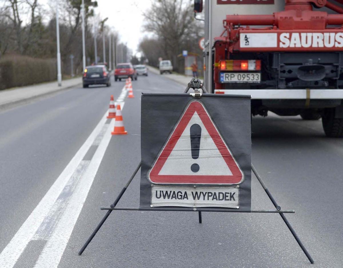 Zderzenie autobusu i 2 innych pojazdów. 13 rannych