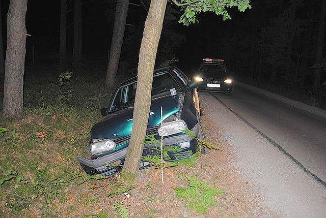 Kierowca volkswagena uderzył w drzewo