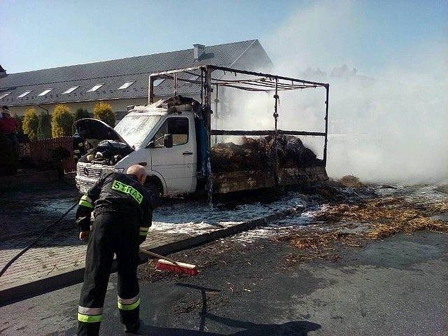 Pożar samochodu przez samozapłon słomy