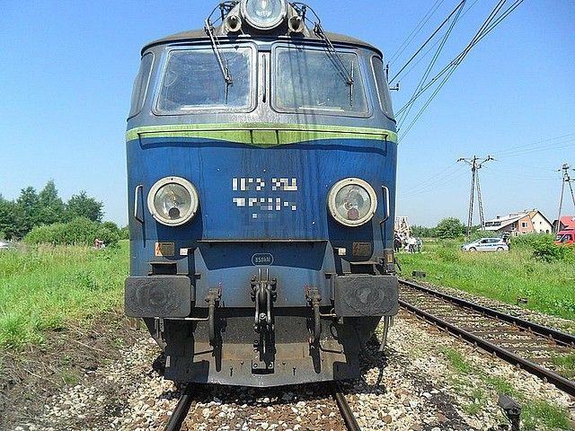 Kierowca wjechał samochodem pod nadjeżdżający pociąg